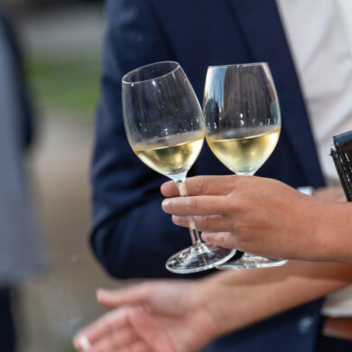 Photo de 2 verres de vin blanc frais en main