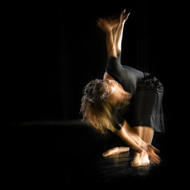 Photographie danseuse langage du corps en mouvement et tracés lumineux en couleur