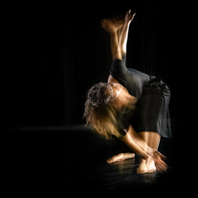Photographie danseuse langage du corps en mouvement et tracés lumineux en couleur
