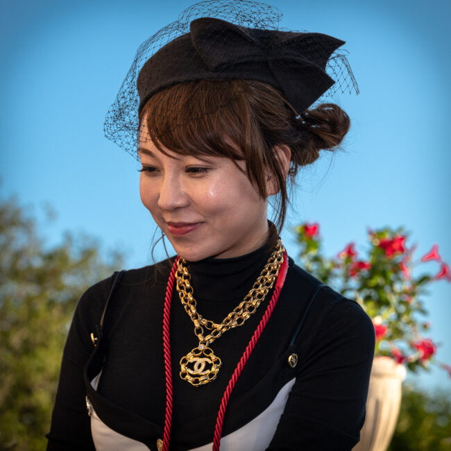 Atmosphère professionnelle et conviviale Photographie portrait d'une jeune femme chinoise posant sur fond de ciel bleu