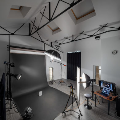 Vue en plongé du studio photographique dans une semi-obscurité les 4 vélux occultés